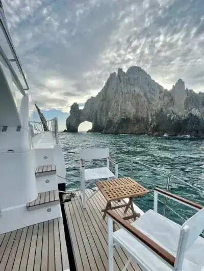 Private yacht charter with view of the Cabo San Lucas Arch, Los Cabos – King Yacht Los Cabos