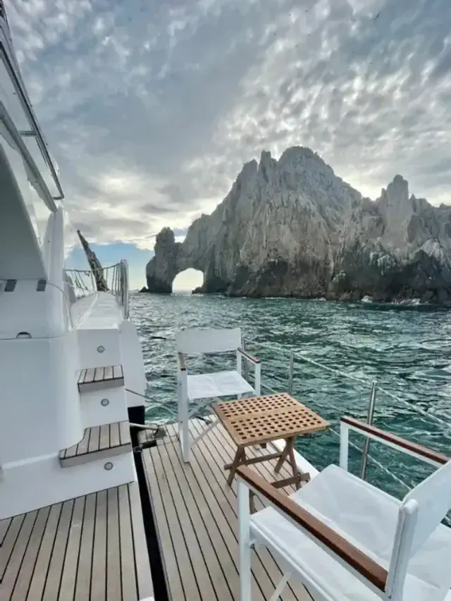 Private yacht charter with view of the Cabo San Lucas Arch, Los Cabos – King Yacht Los Cabos