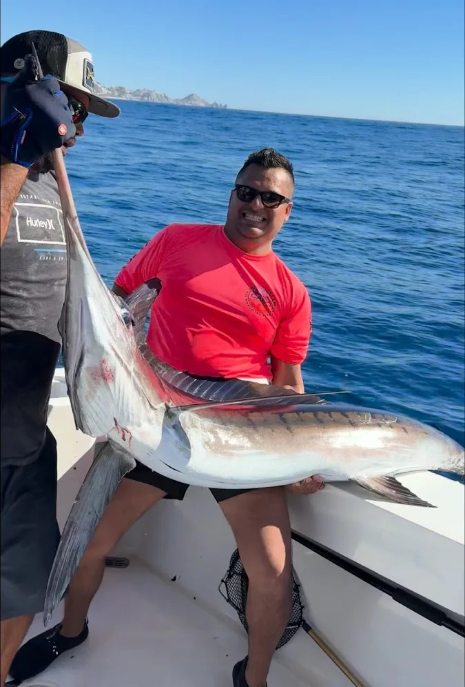 Captura real de marlin en pesca deportiva con King Yacht, Cabo San Lucas — reseña de Guillermo Serrano