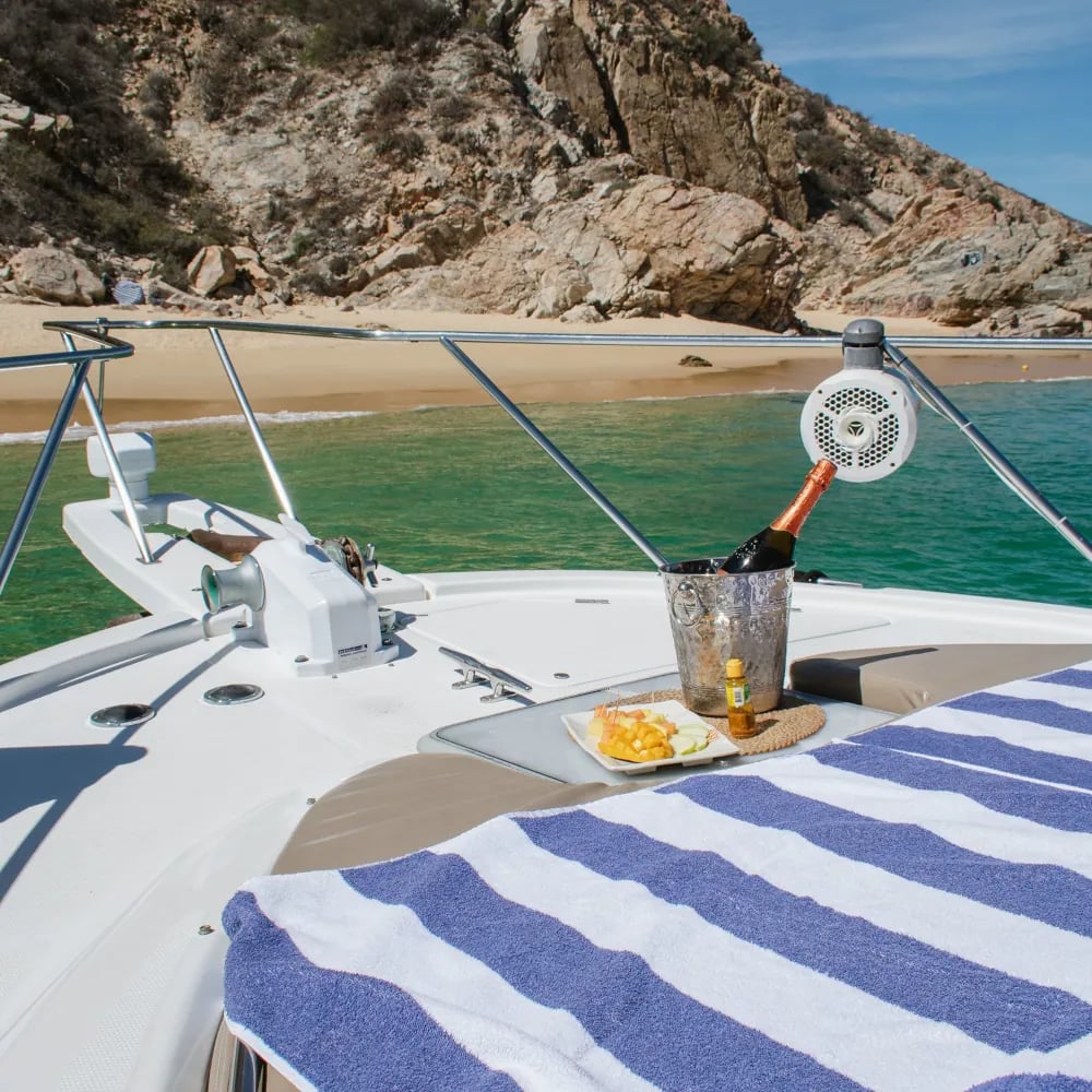 Bayliner 44 Yacht for Rent in Cabo San Lucas, luxury yacht rental Cabo San Lucas Los Cabos (4/6)